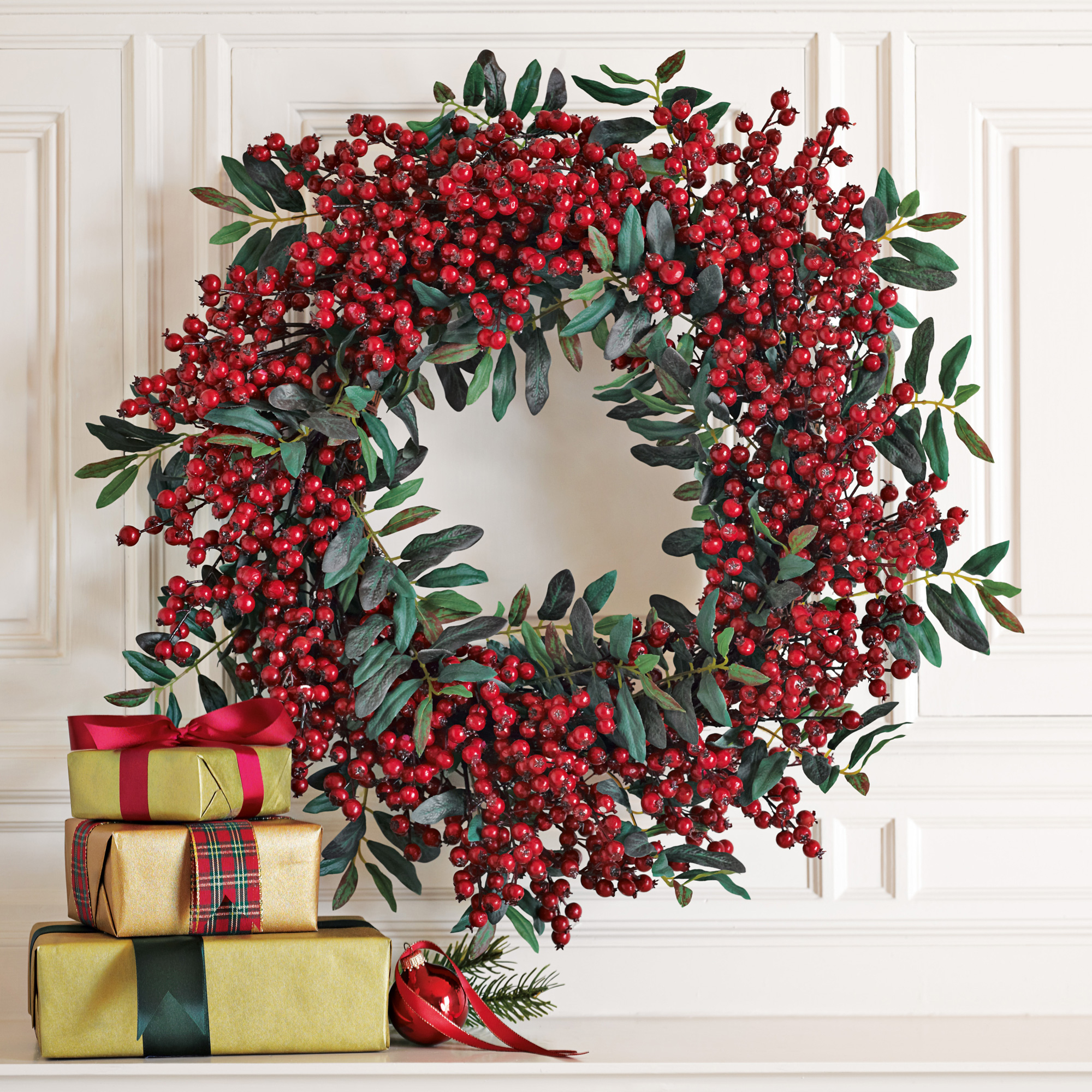 RED BERRY WREATH 24IN