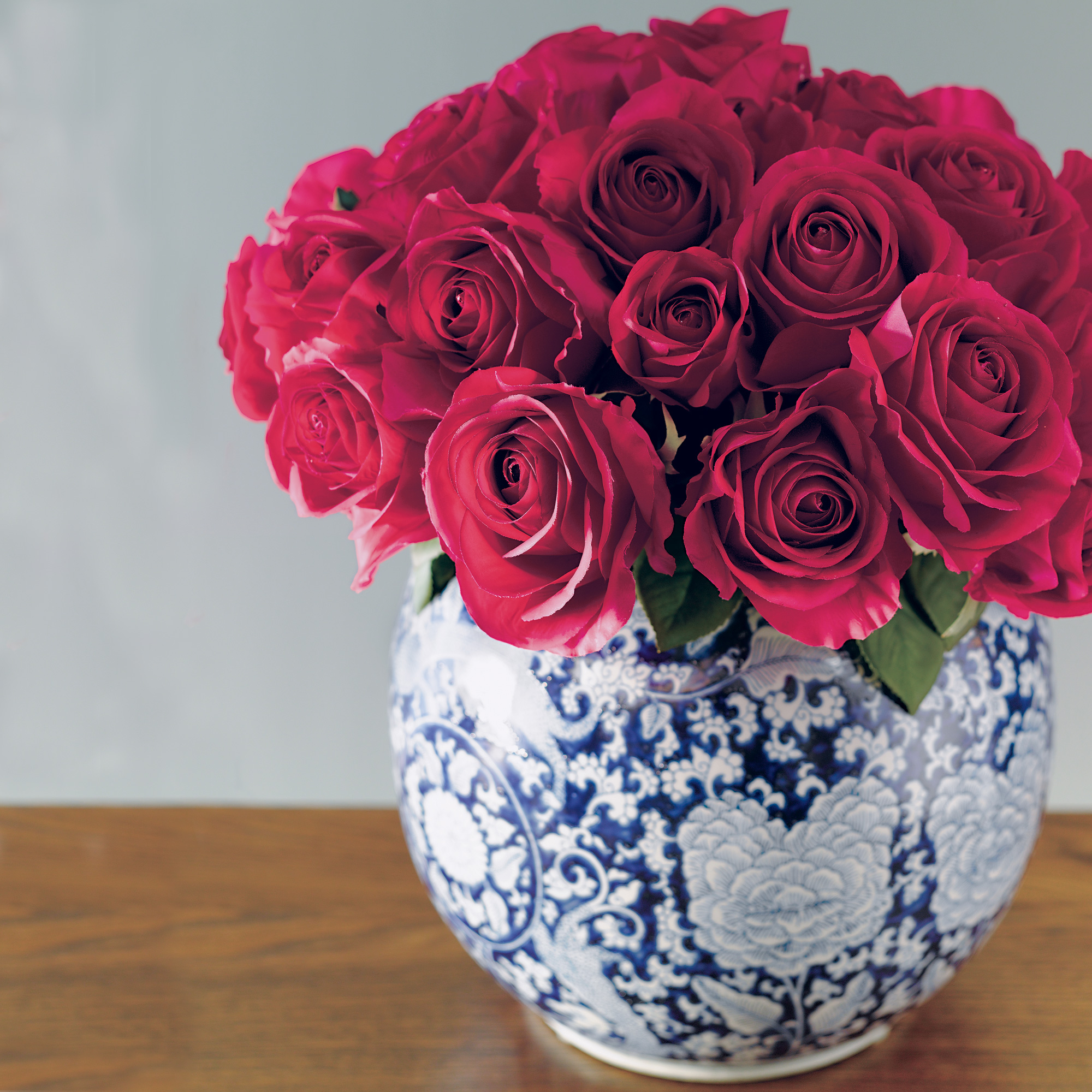 FUCHSIA ROSES IN BLUE AND WHITE VASE