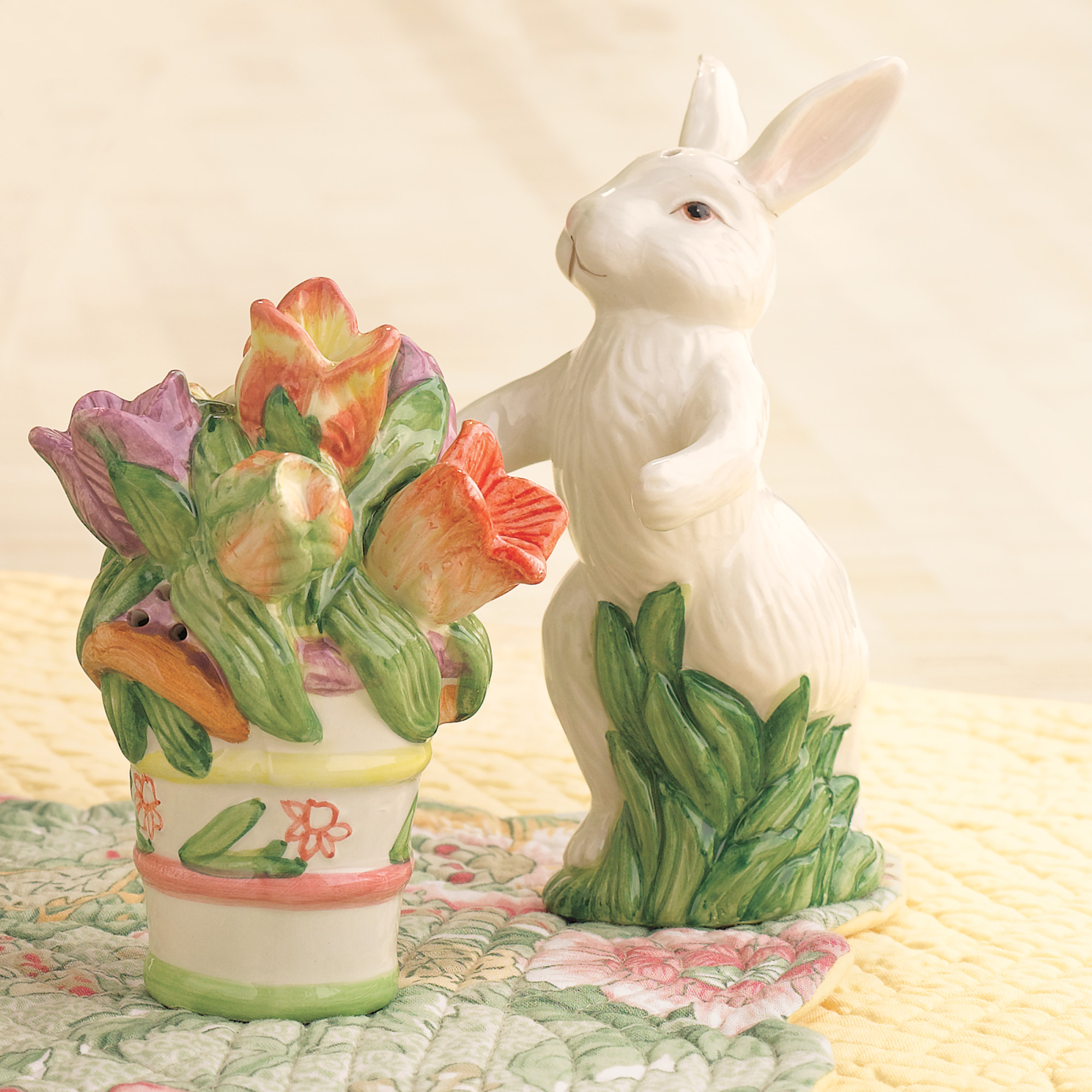 TULIP RABBIT SALT AND PEPPER SET