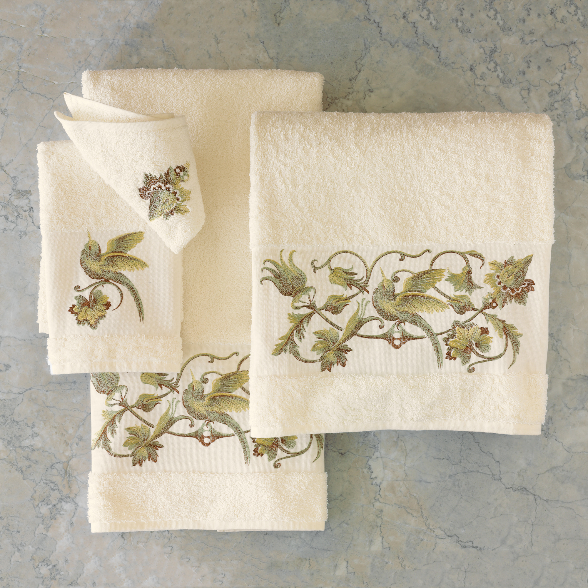 SCROLLING VINE BATH TOWEL