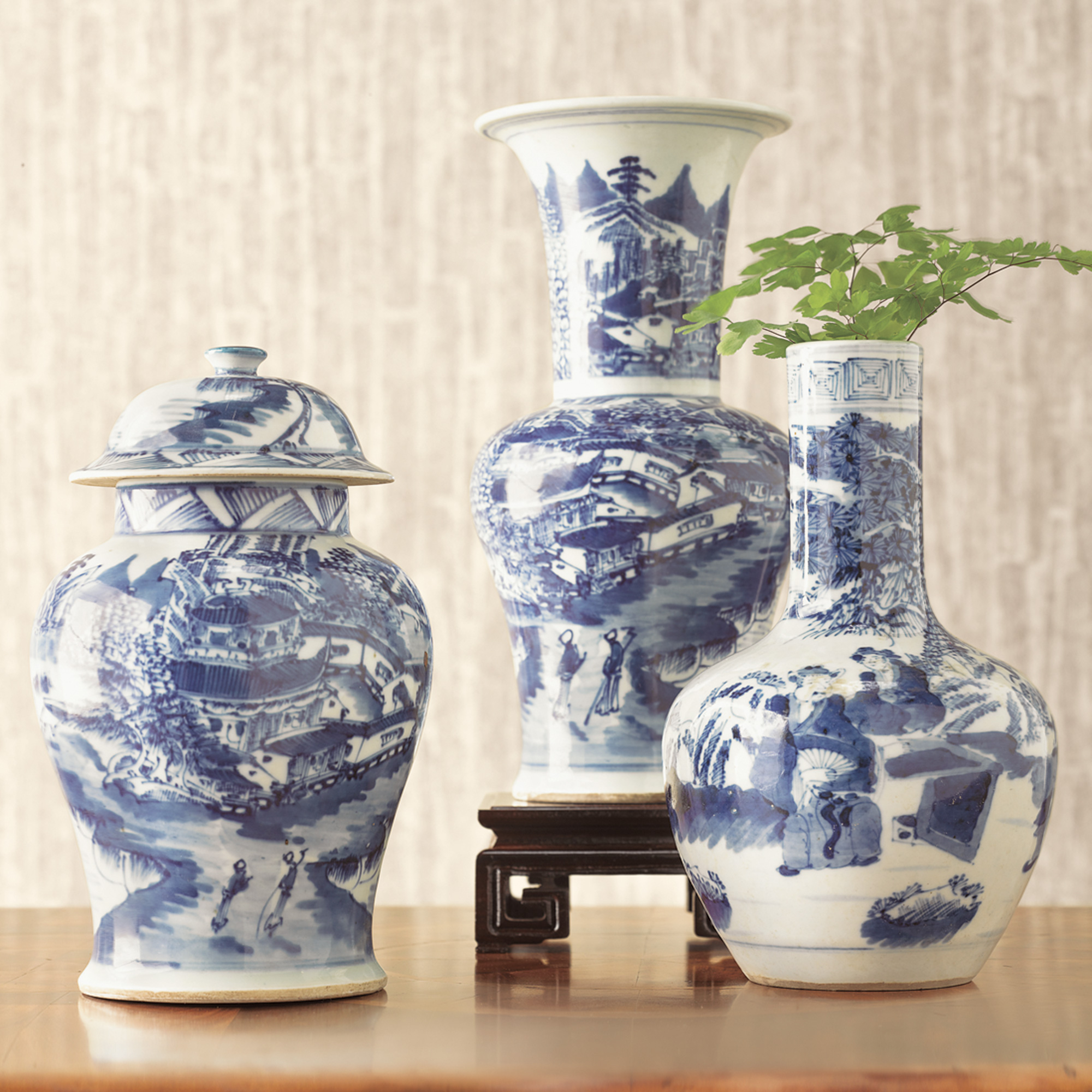 BLUE AND WHITE PORCELAIN URN VASE