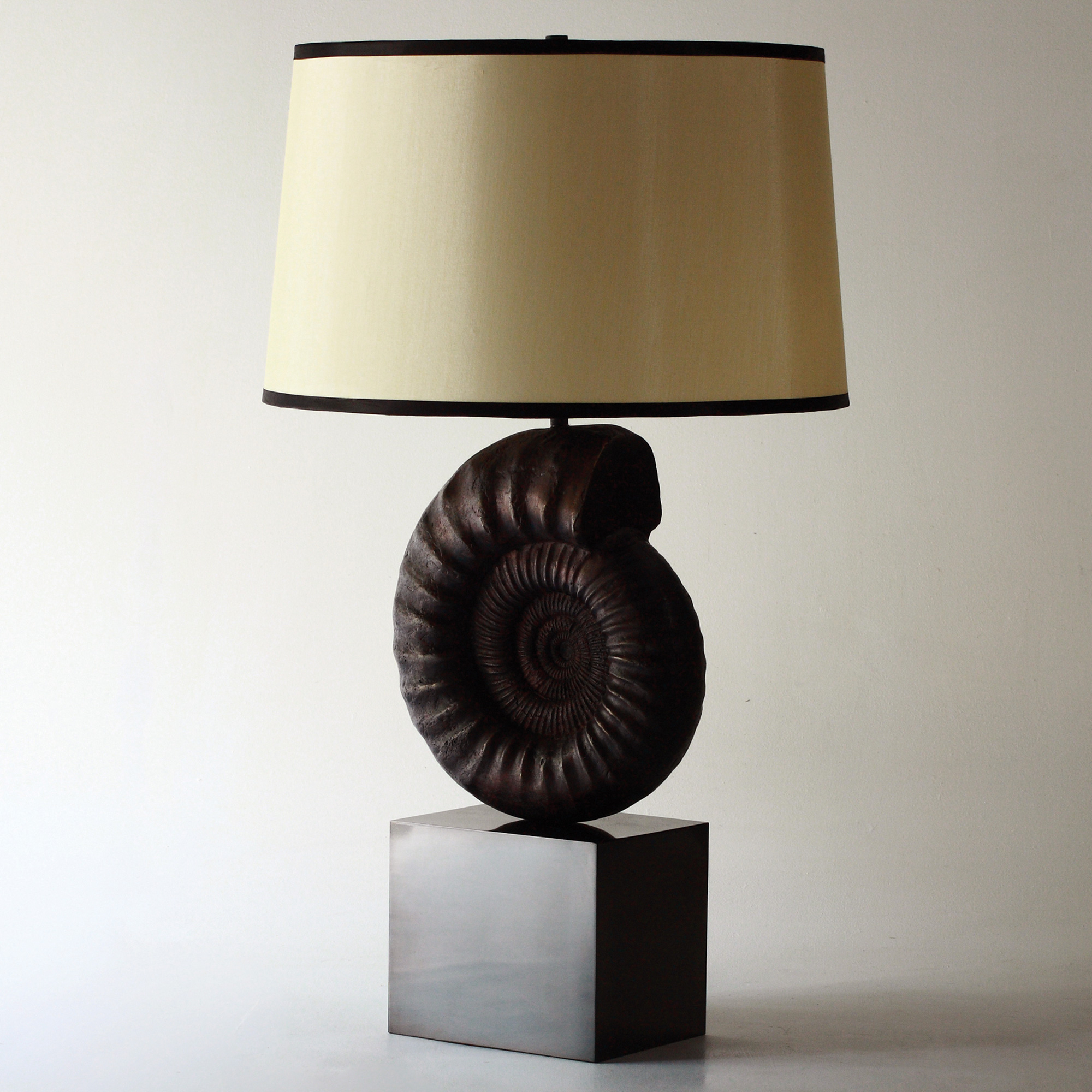 BRONZE SHELL LAMP