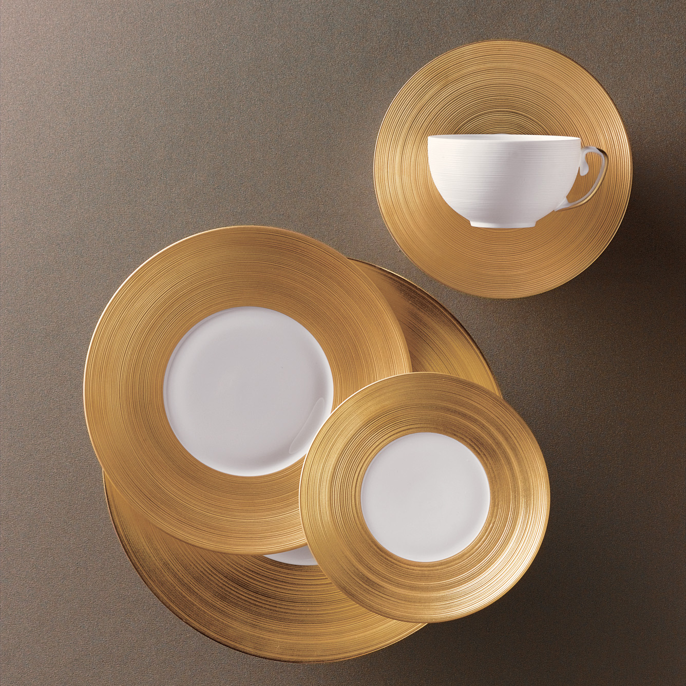 HEMISPHERE MATTE GOLD FIVE PIECE PLACE SETTING