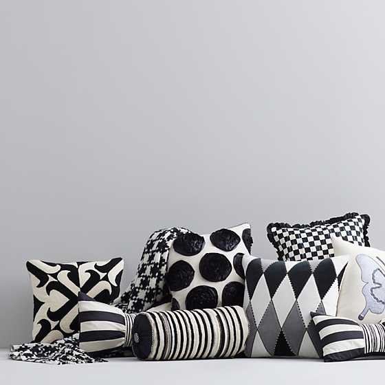 Houndstooth Throw - Black & Ivory image seven