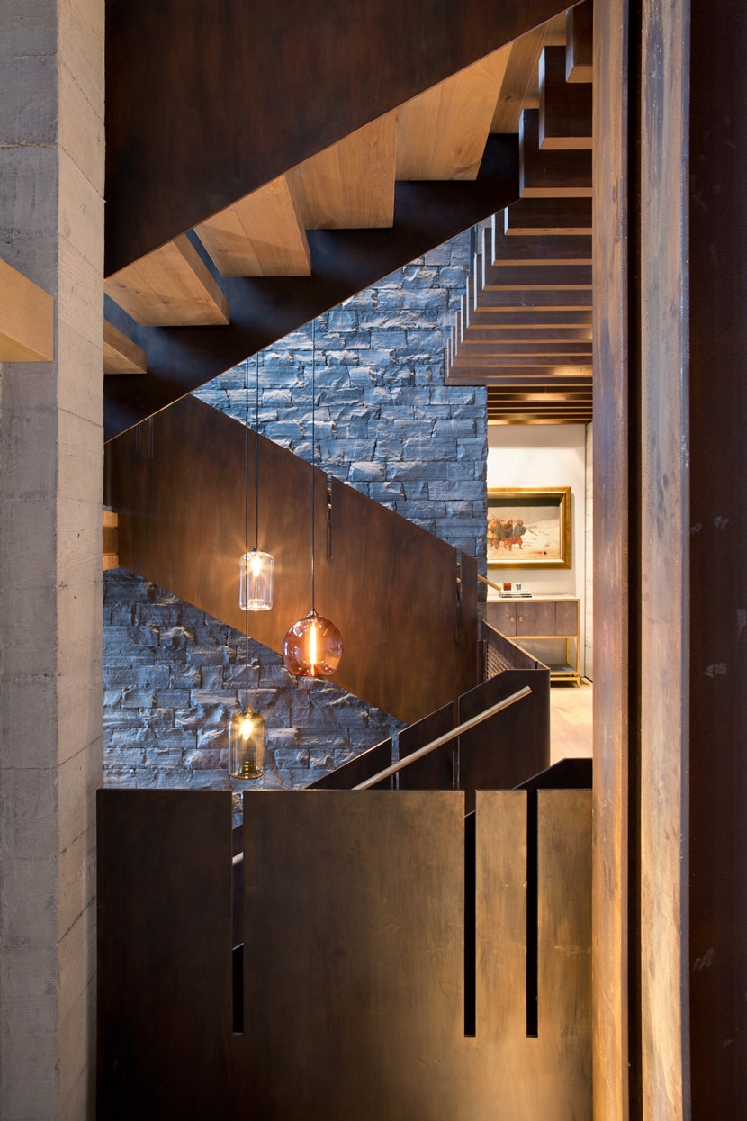 Stairwell pendant lighting