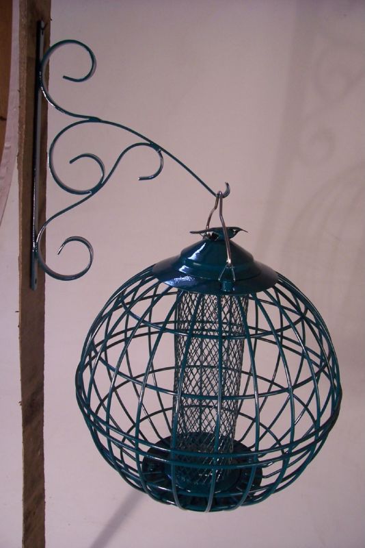 Round Caged Nut Feeder