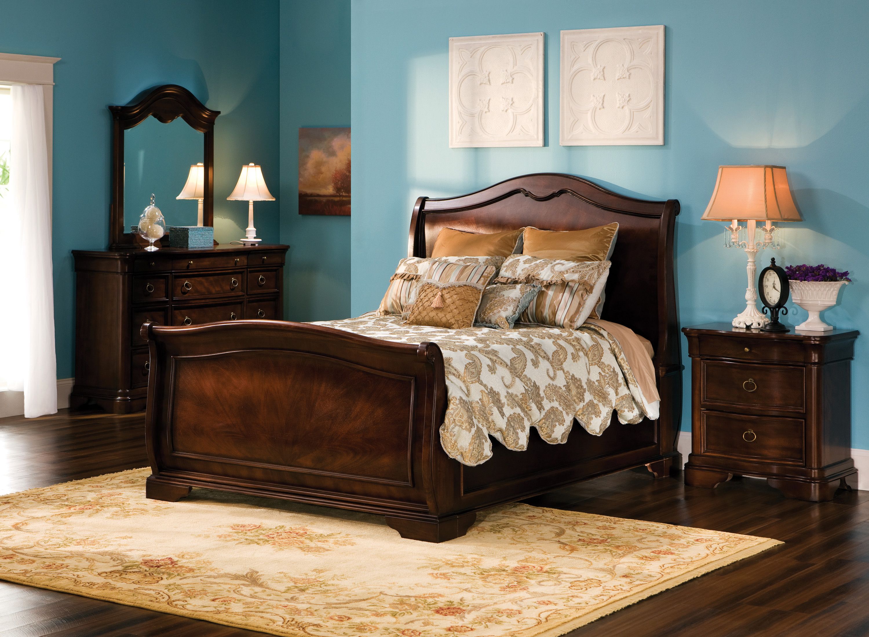 Heritage Court 4-pc. Queen Bedroom Set