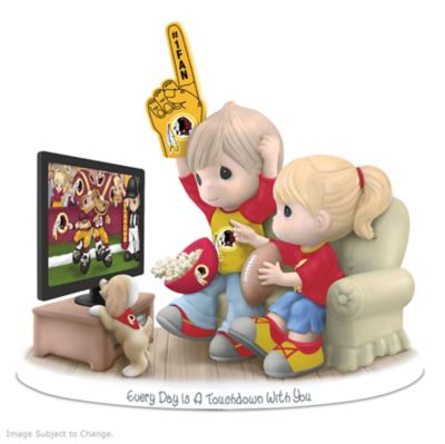 Figurine: Precious Moments Every Day Is A Touchdown With You Redskins Figurine