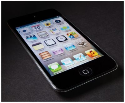 Apple iPod 8GB Touch w/ Accessory Kit (4th Gen.)