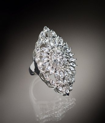 DIAMOND-SHAPED PAVE RING