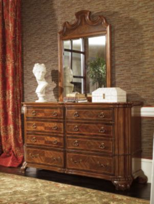 00859-01  : National Geographic - Italia Eight Drawer Dresser