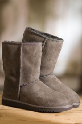Women's Classic Short UGG Boots, CHOCOLATE, Size 7 B(M) US