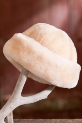 Women's Mouton Shearling Sheepskin Hat, HONEY, Size MEDIUM (23")