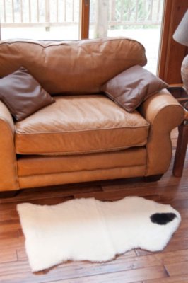 Single Short-Wool Australian Sheepskin Rug with Natural Markings, LIGHT, Size 1 Size