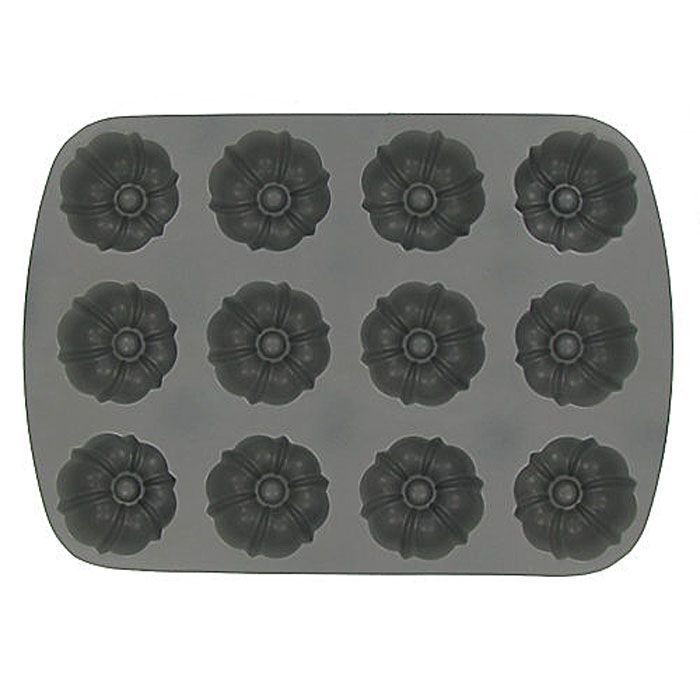 Focus Foodservice Cast Aluminum 12-Cup Fluted Muffin Pan