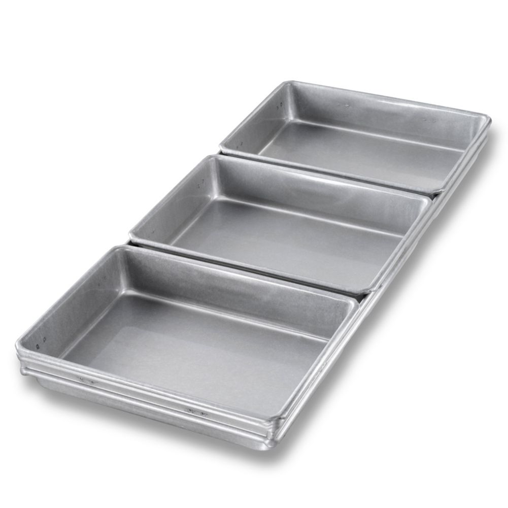 Chicago Metallic Bakeware Glazed Cinnamon & Pkg Roll / 3-Pan Set