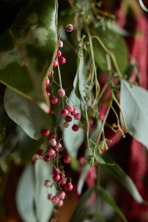 Slide View: 3: Fresh Seeded Magnolia & Berry Wreath, 20"