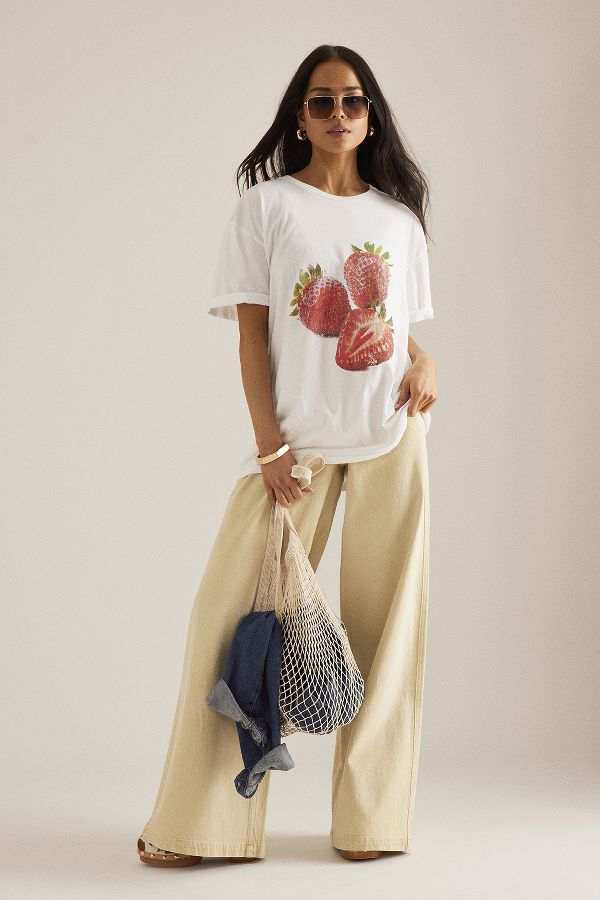 Vista diapositiva: 1: T-Shirt Boyfriend con Grafica a Fragola di Anthropologie