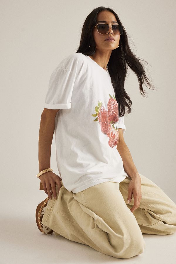 Vista diapositiva: 2: T-Shirt Boyfriend con Grafica a Fragola di Anthropologie