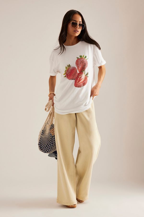 Vista de diapositivas: 5: Camiseta Boyfriend con Gráfico de Fresa By Anthropologie