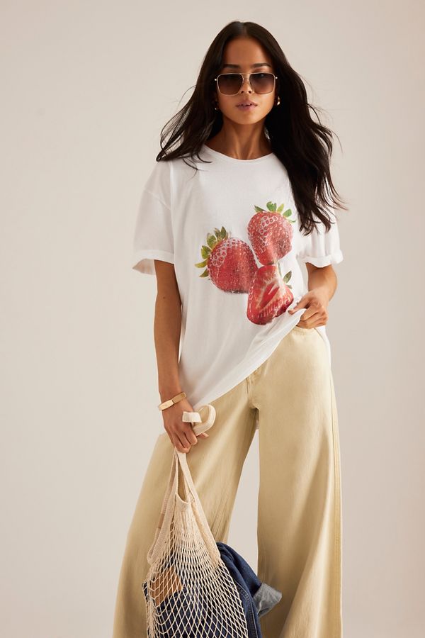 Vista de diapositivas: 3: Camiseta Boyfriend con Gráfico de Fresa By Anthropologie