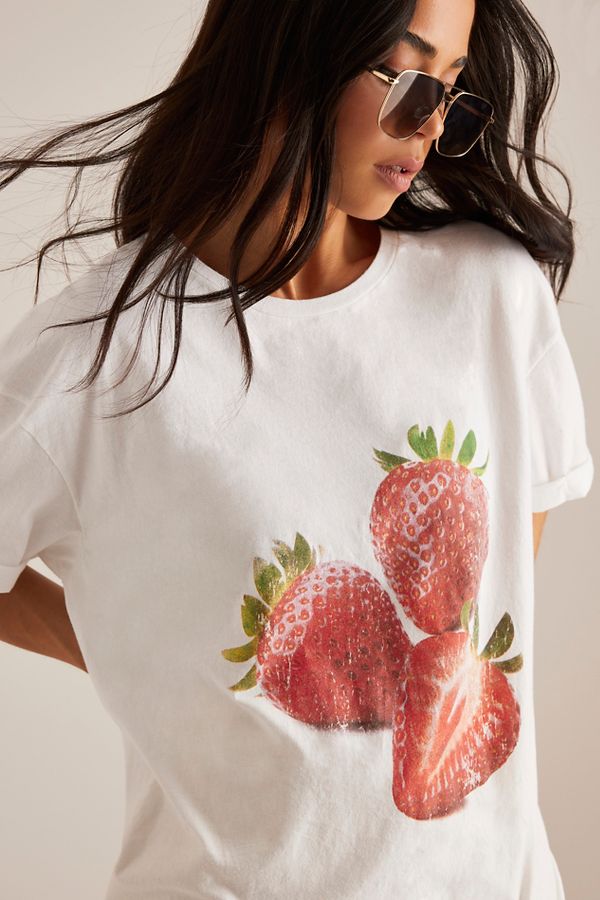 Vista diapositiva: 7: T-Shirt Boyfriend con Grafica a Fragola di Anthropologie