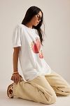 Visualizzazione miniature 6: T-Shirt Boyfriend con Grafica a Fragola di Anthropologie