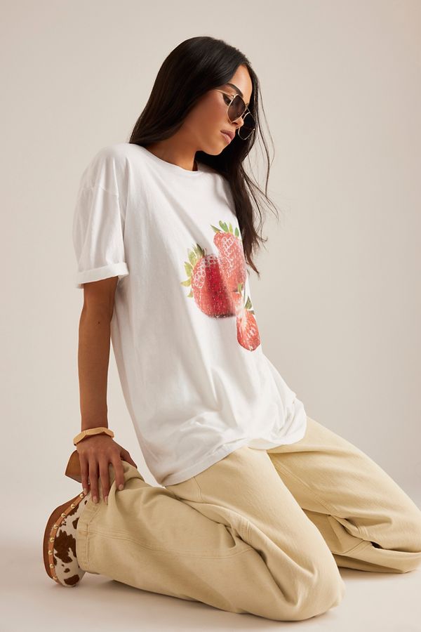 Vista diapositiva: 6: T-Shirt Boyfriend con Grafica a Fragola di Anthropologie