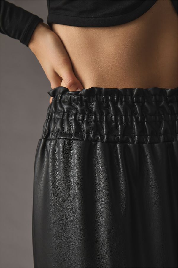 Vista de diapositivas: 4: The Somerset Faux Leather Midi Skirt