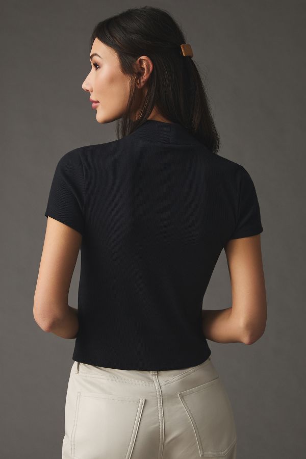 Vista de diapositivas: 2: Maeve Ribbed Mock-Neck Cropped T-Shirt