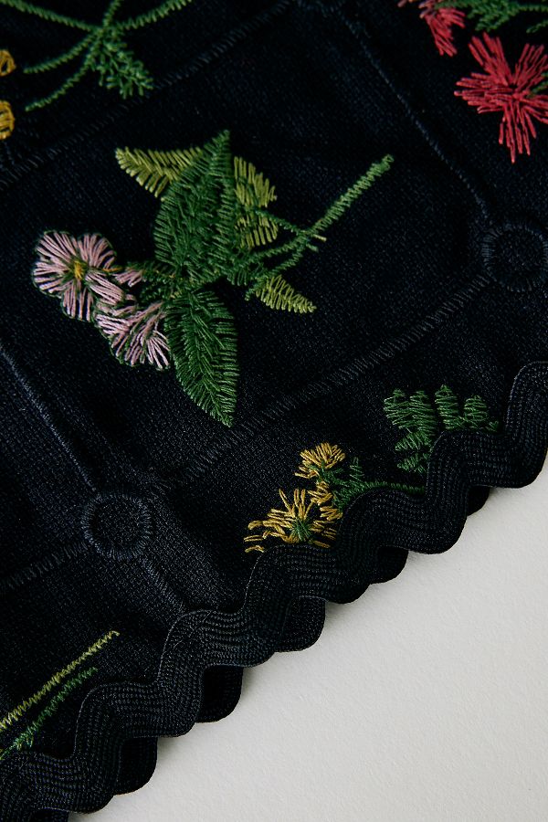 Vista diapositiva: 2: Floral Embroidered Headscarf