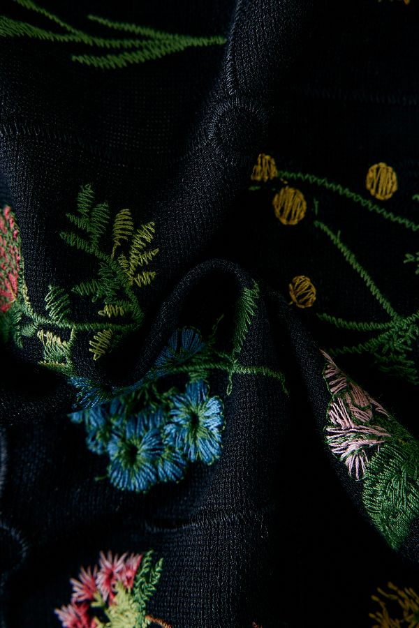 Vista diapositiva: 3: Floral Embroidered Headscarf