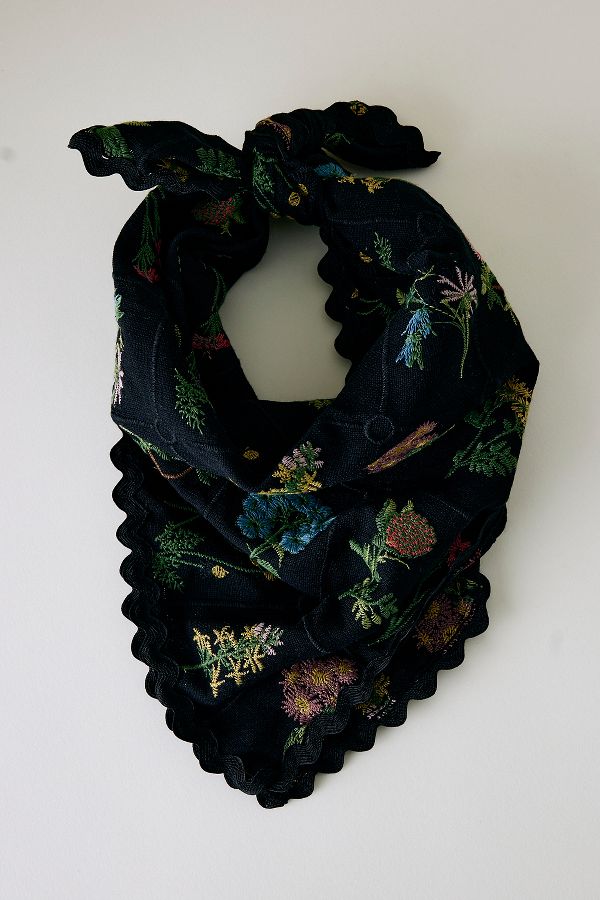 Vista diapositiva: 1: Floral Embroidered Headscarf