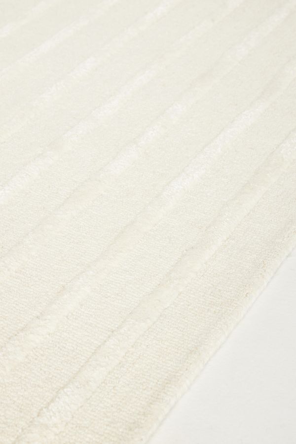 Slide View: 2: Hand-Tufted Esmeray Rug