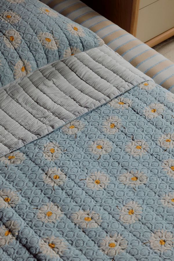 Slide View: 3: Lilla Cotton Quilt