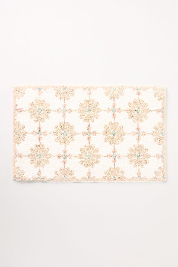 Slide View: 1: Daisy Tile Tufted Cotton Bath Mat