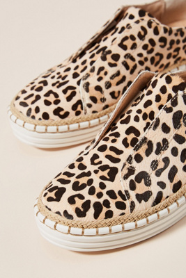 j slides leopard