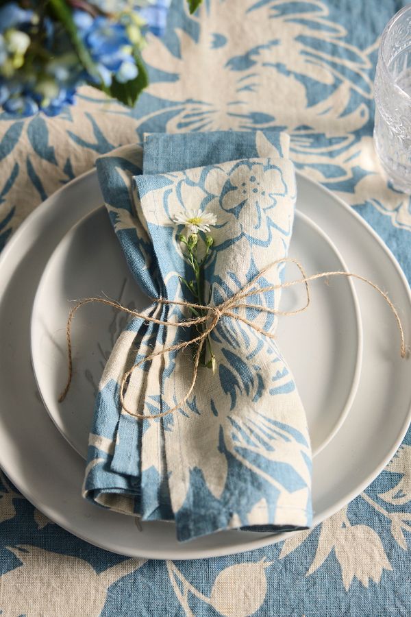 Slide View: 1: Floral Blues Linen Napkins, Set of 2