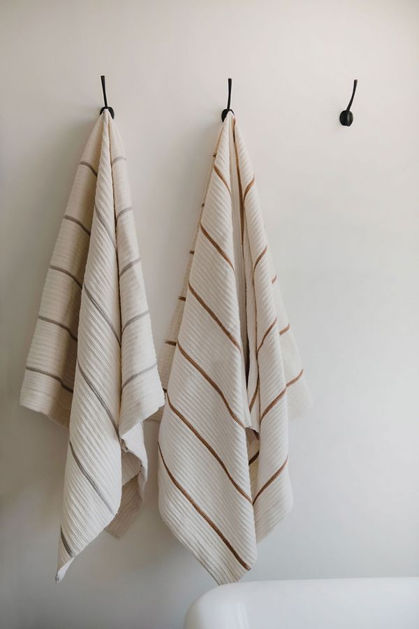 Slide View: 2: Roan Iris Izzy Towel