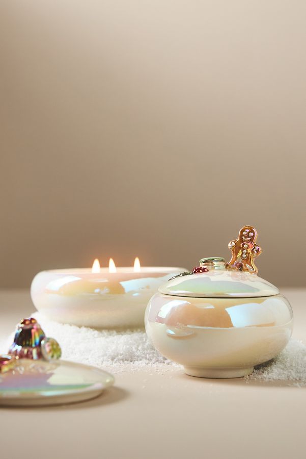 Slide View: 2: Holiday Figural Gourmand Sweet Tonka & Vanilla Ceramic Candle