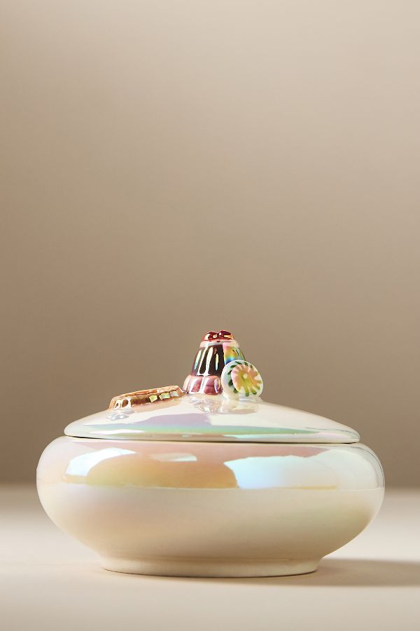 Slide View: 4: Holiday Figural Gourmand Sweet Tonka & Vanilla Ceramic Candle