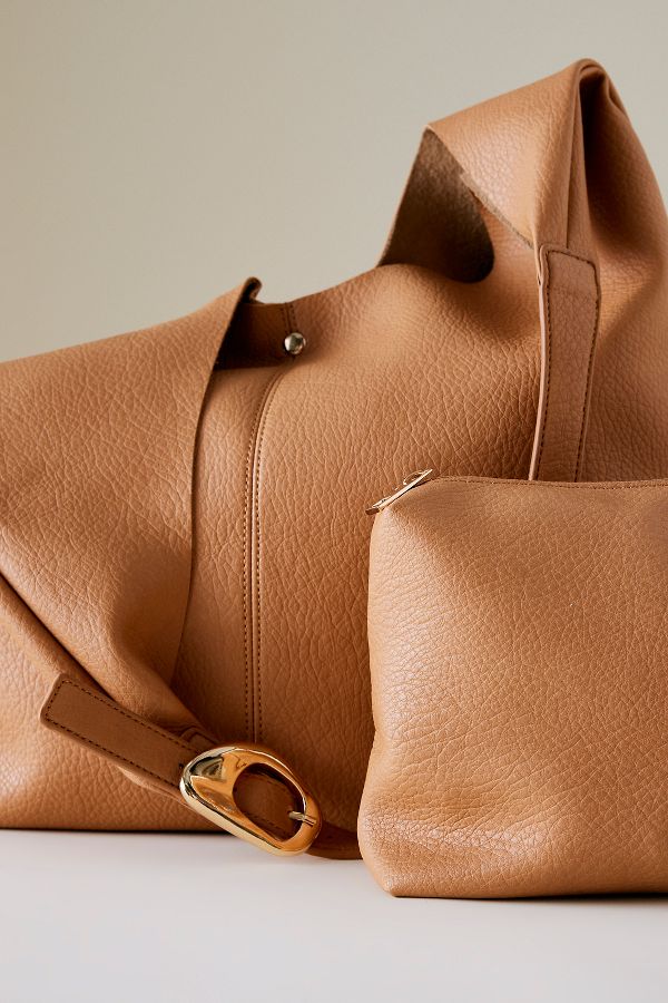 Vista diapositiva: 2: The Love Knot Slouchy Bag: Buckle Edition