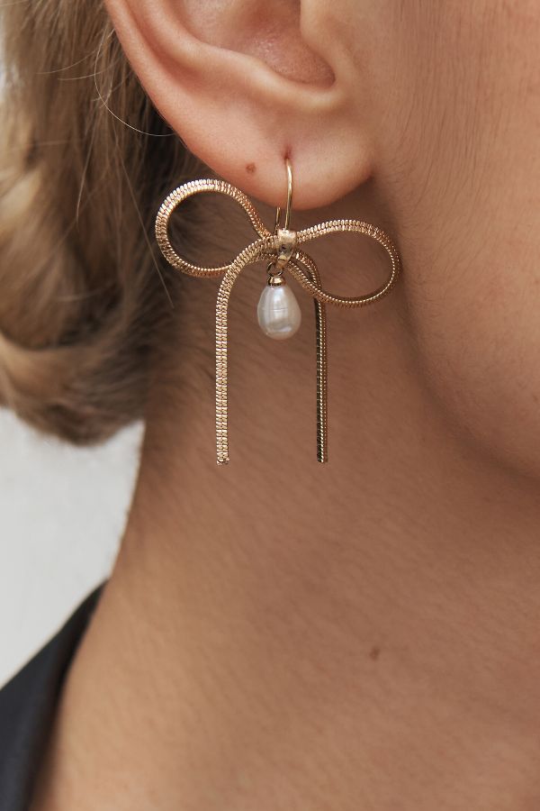 Vista de diapositivas: 3: Pearl Bow Earrings