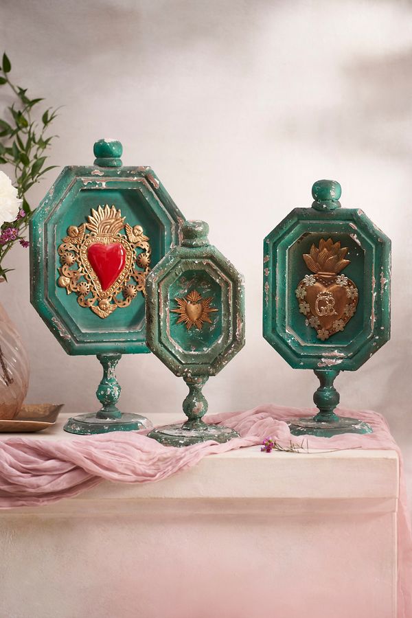 Slide View: 1: Distressed Framed Heart Stand, Green