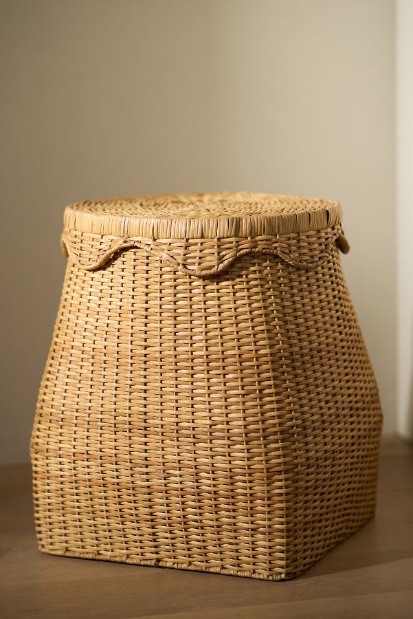 Slide View: 1: Scallop Wicker Lidded Hamper