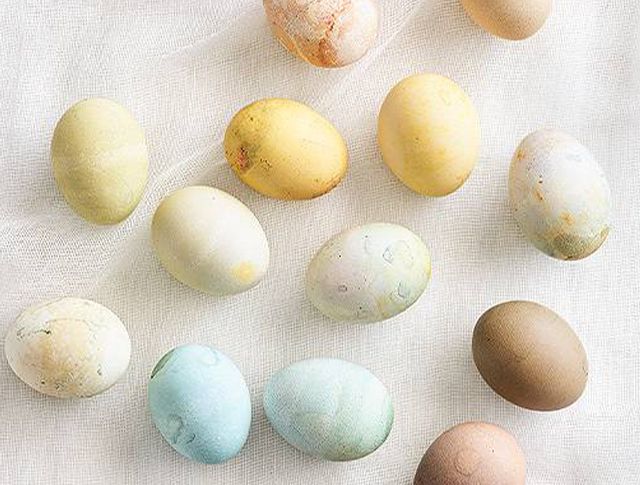 make natural Easter egg dyes with what’s in your kitchen