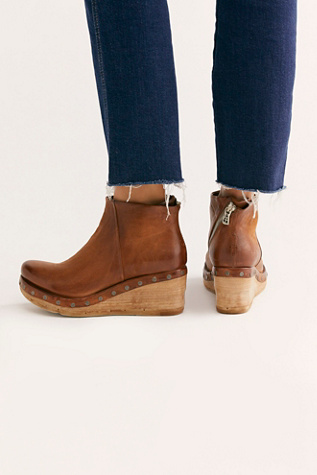 below sunset clog boot