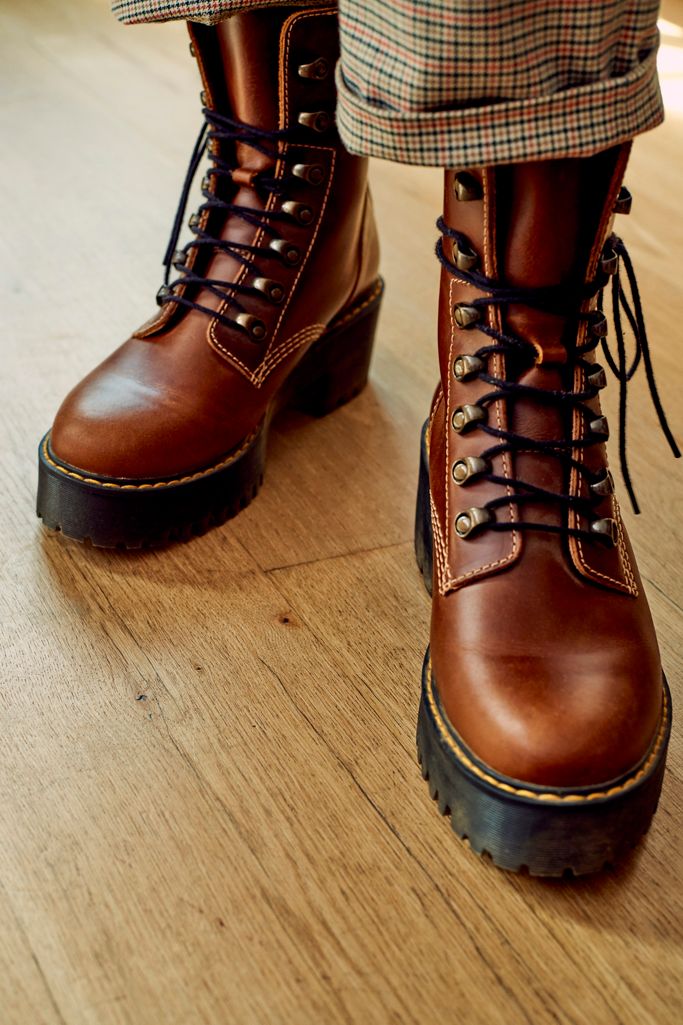 dr martens leona fluff lined heeled ankle boots in black