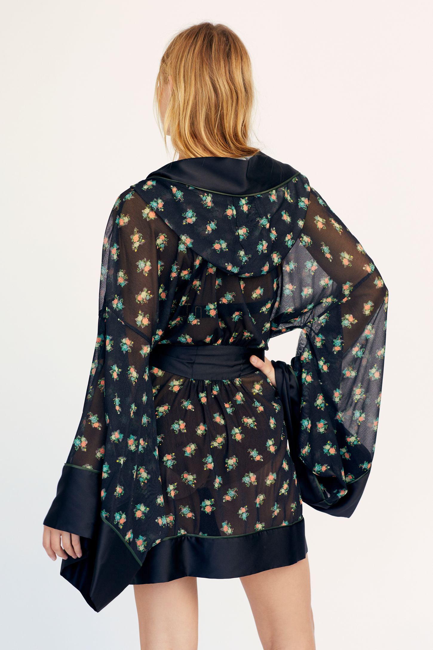 Slide View 2: Short Sthahp Kimono