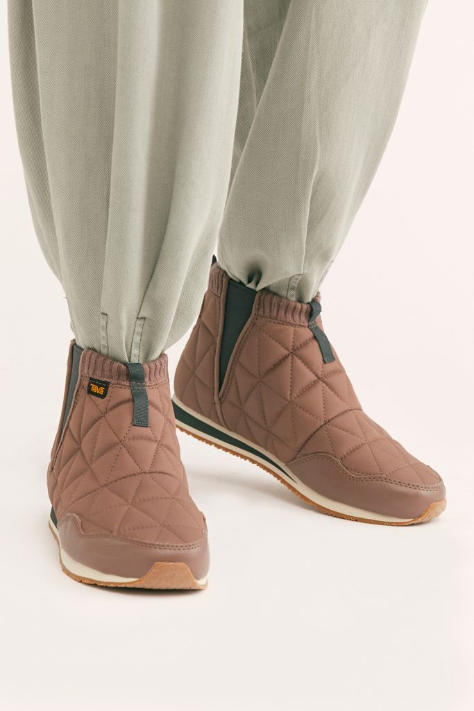 teva vibram hiking boots